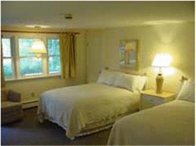 Capewind Waterfront Resort Falmouth Room photo